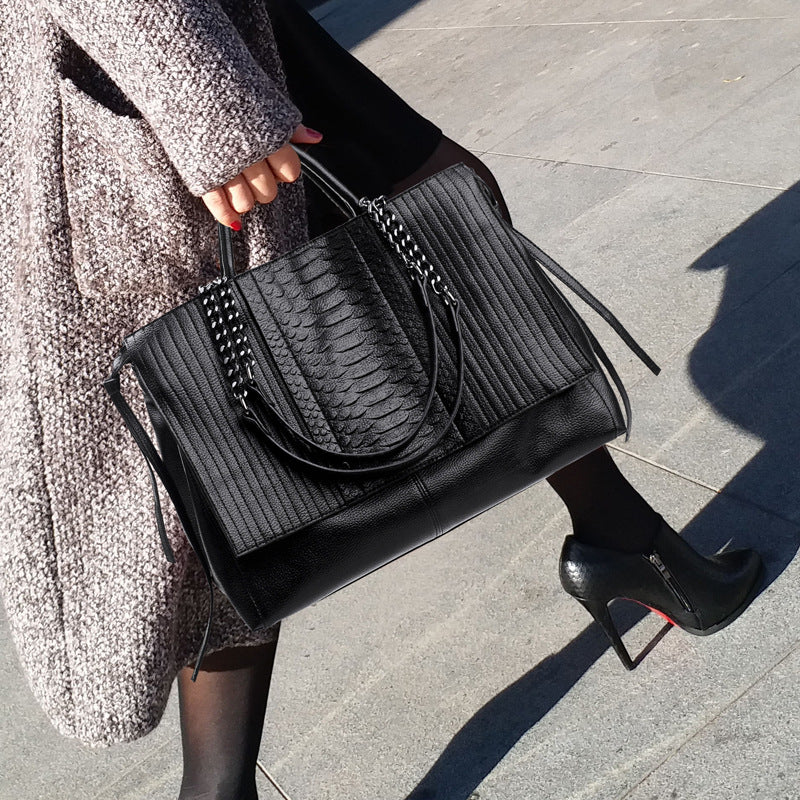 Casual Black Handbag - Purse-sway-ion.com