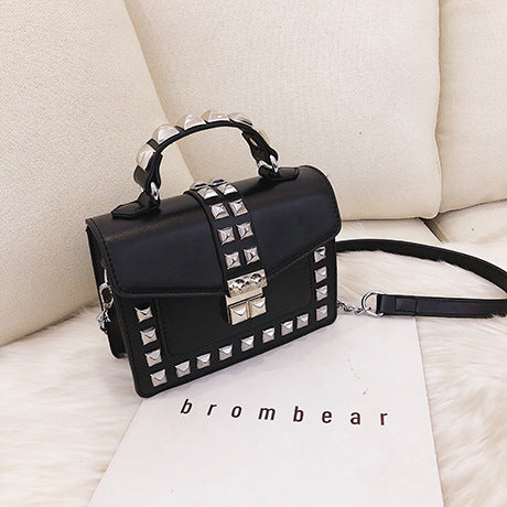 Chain stud shoulder bag - Purse-sway-ion.com